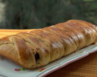 Пирог с сулугуни из слоеного теста