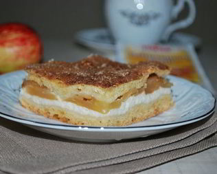Пирог с творогом, яблоками и корицей