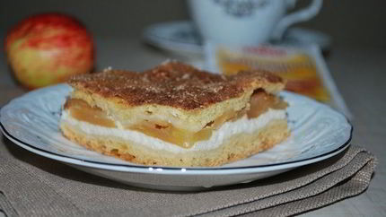 Пирог с творогом, яблоками и корицей