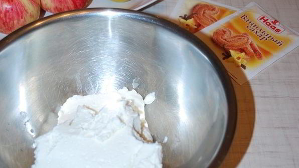 пирог с творогом, яблоками и корицей