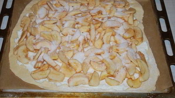пирог с творогом, яблоками и корицей