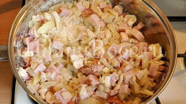 пирог с ветчиной, курицей и луком