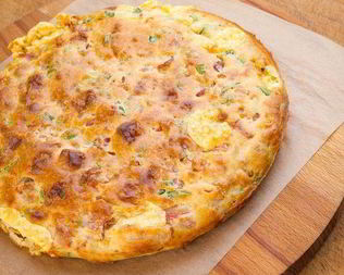 Пирог с ветчиной, сыром и зеленым луком