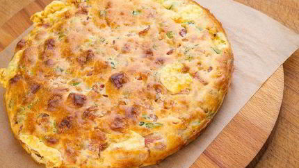 Пирог с ветчиной, сыром и зеленым луком