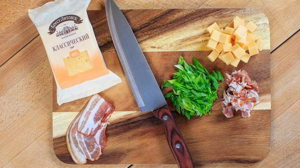 пирог с ветчиной, сыром и зеленым луком