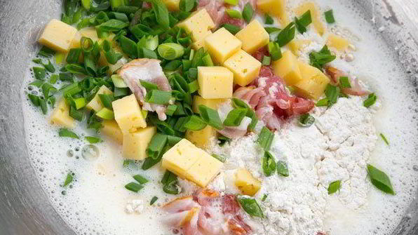 пирог с ветчиной, сыром и зеленым луком