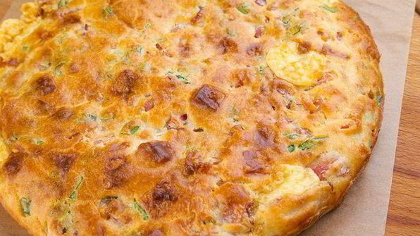 пирог с ветчиной, сыром и зеленым луком