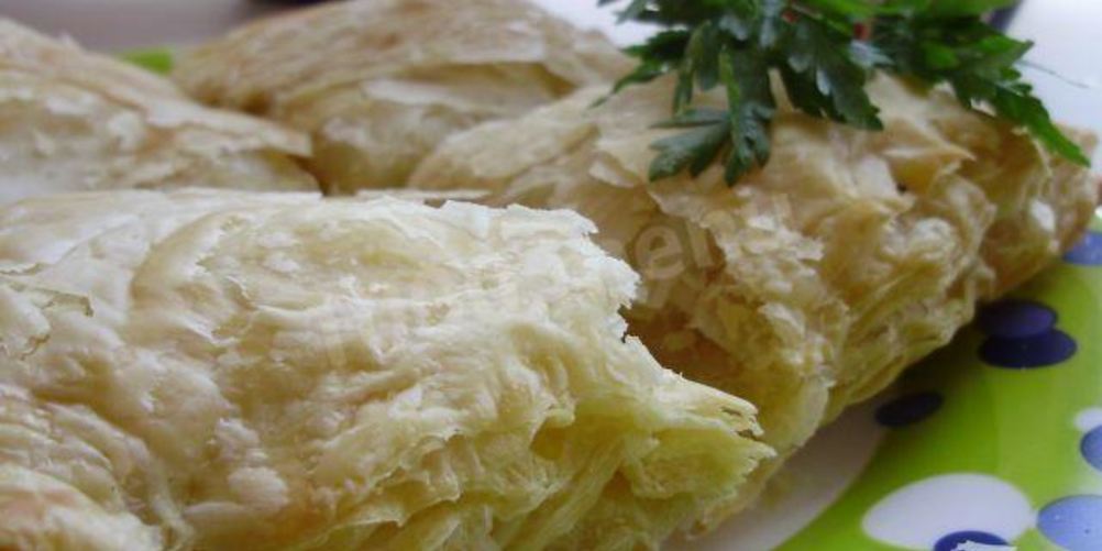 Рецепт простого пирога с рисом из готового слоеного теста