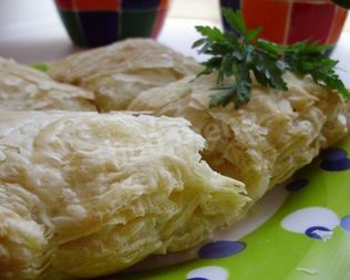 Простой пирог с рисом из готового слоеного теста