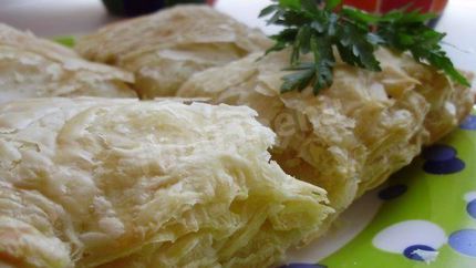 Простой пирог с рисом из готового слоеного теста