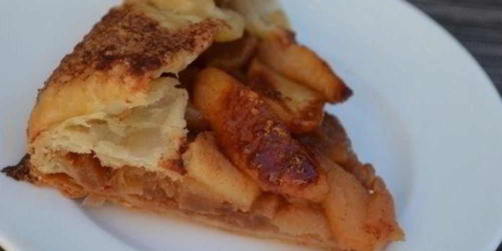 Рецепт сладкого пирога из слоеного теста