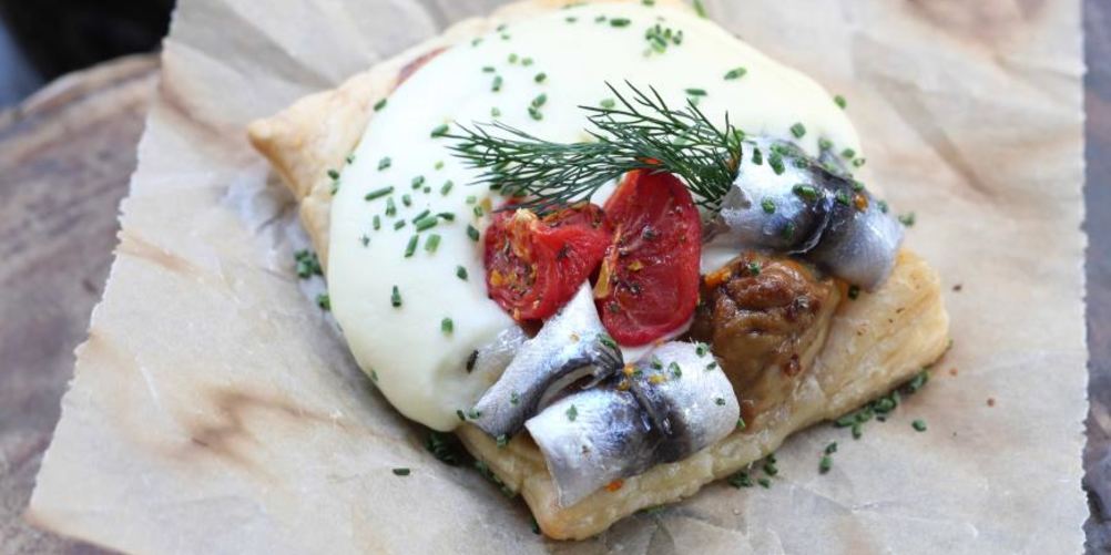 Рецепт слоеного пирога с печенью трески