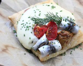 Слоеный пирог с печенью трески