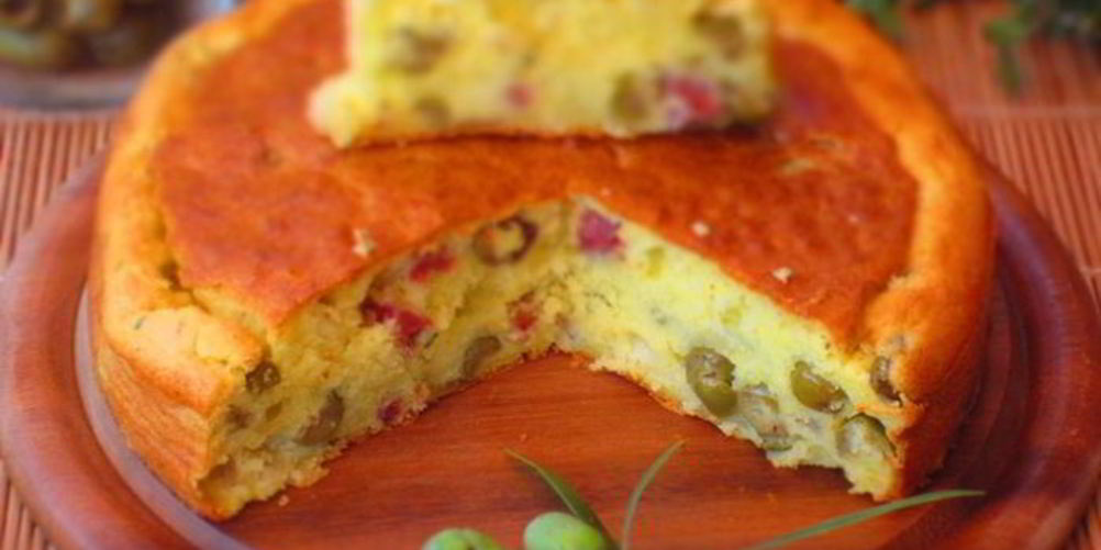 Рецепт сырного пирога с оливками и салями