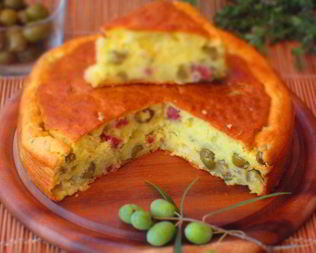 Сырный пирог с оливками и салями