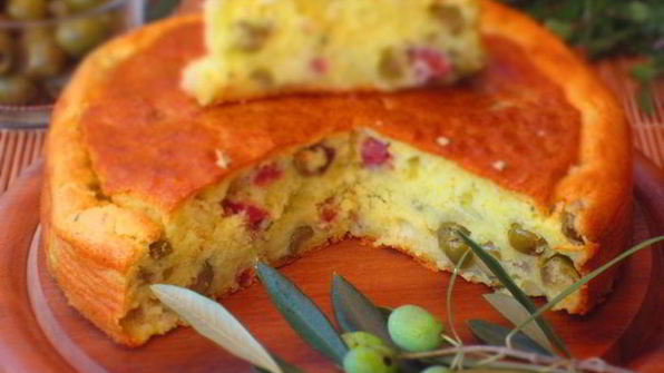 сырный пирог с оливками и салями