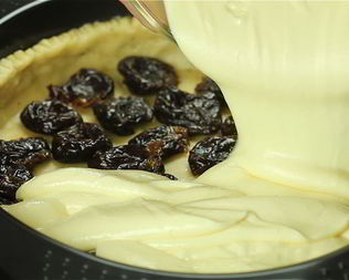 Творожный пирог с черносливом