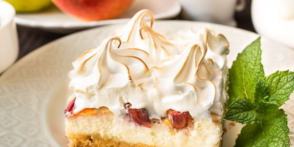 Рецепт творожного пирога с персиками и меренгой