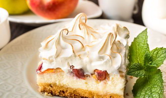 Творожный пирог с персиками и меренгой