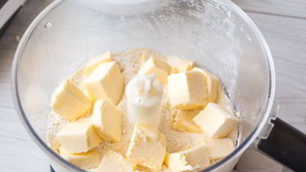 творожный пирог с персиками и меренгой