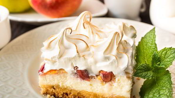 творожный пирог с персиками и меренгой