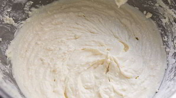 творожный пирог с персиками и меренгой