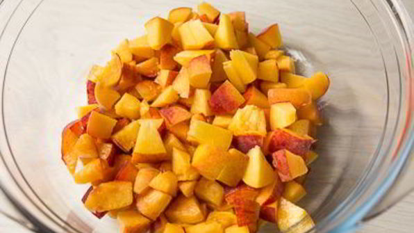 творожный пирог с персиками и меренгой