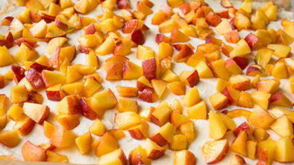 творожный пирог с персиками и меренгой