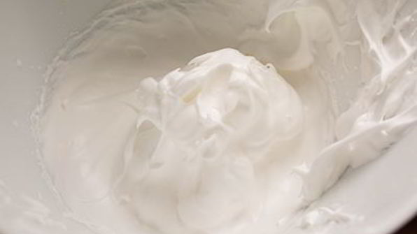 творожный пирог с персиками и меренгой