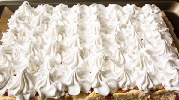 творожный пирог с персиками и меренгой