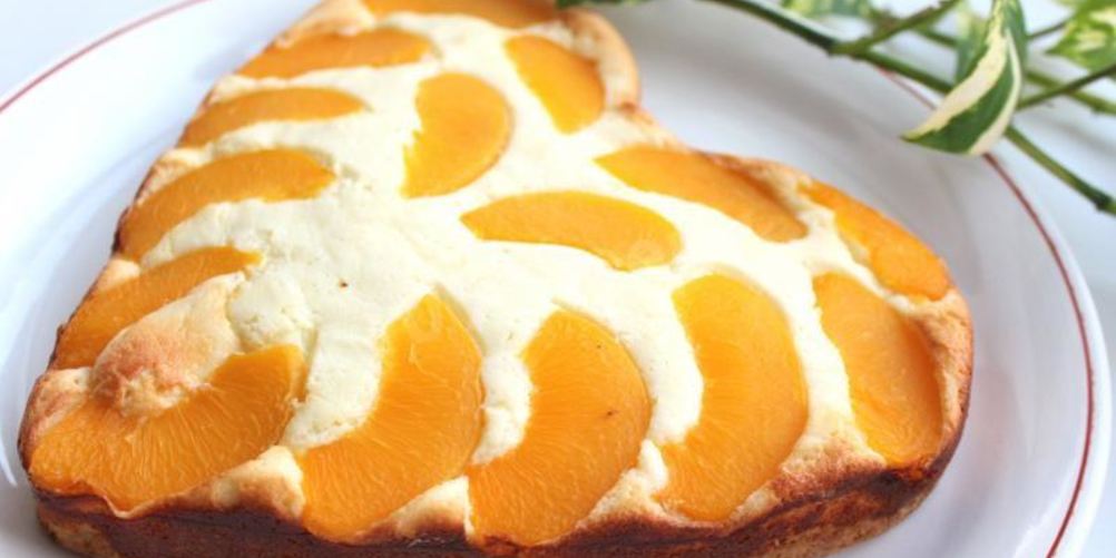 Рецепт творожного пирога с персиками