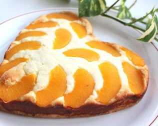 Творожный пирог с персиками