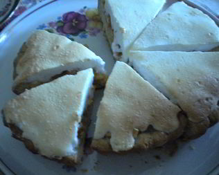 Яблочный пирог со взбитыми белками