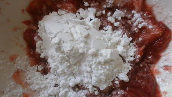 дрожжевые пирожки с творогом и клубникой