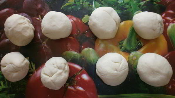 дрожжевые пирожки с творогом и клубникой