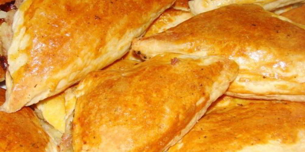 Рецепт пирожков из слоеного теста с сыром и луком