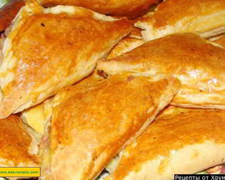 Пирожки из слоеного теста с сыром и луком