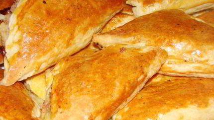 Пирожки из слоеного теста с сыром и луком