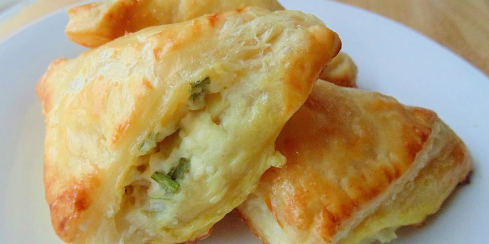 Рецепт пирожков с брынзой из готового слоеного теста