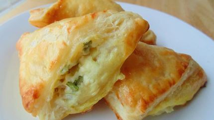Пирожки с брынзой из готового слоеного теста