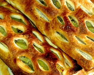 Пирожки с картошкой и фаршем из слоеного теста