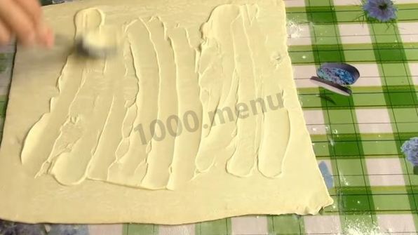 пирожки с колбасой и сыром