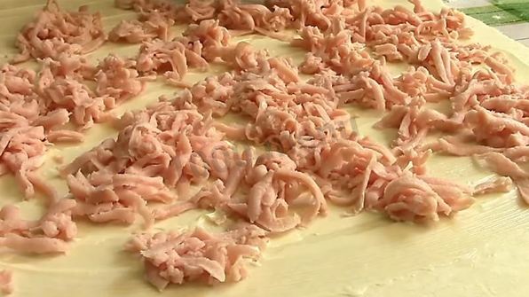 пирожки с колбасой и сыром