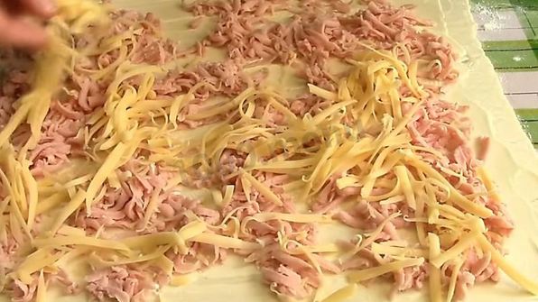 пирожки с колбасой и сыром