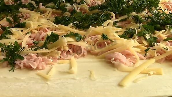 пирожки с колбасой и сыром