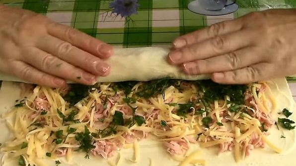 пирожки с колбасой и сыром