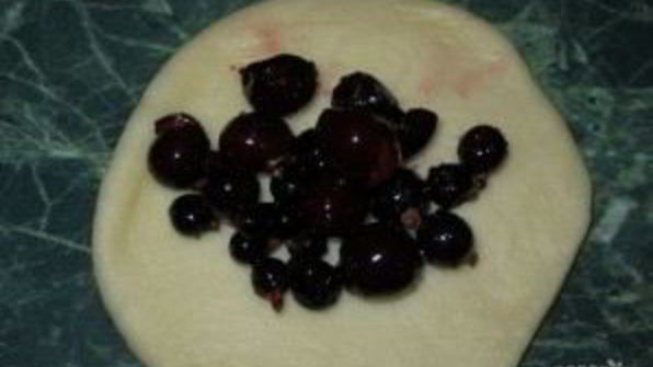 пирожки со смородиной из дрожжевого теста