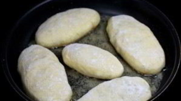 пирожки, жареные на сковороде