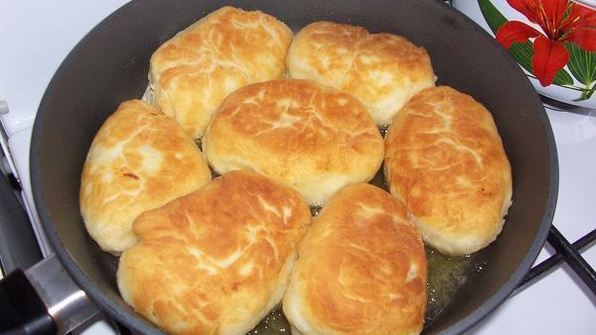 пирожки жареные с картошкой и куриной печенкой