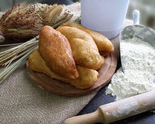 Пирожки жареные во фритюре с мясным фаршем и укропом